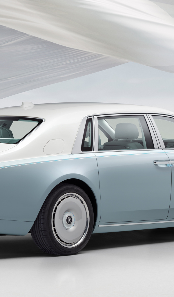 Автомобиль Rolls-Royce Phantom Scintilla 2025 года вид сзади