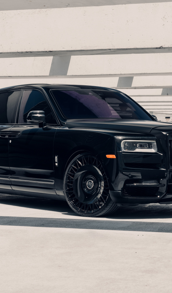 Большой черный Black Rolls-Royce Cullinan