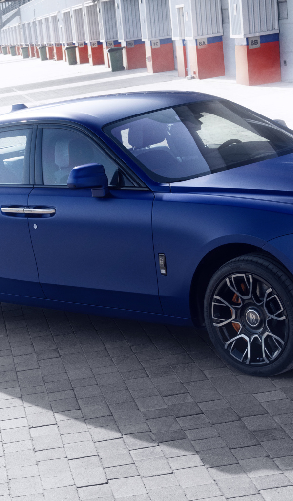 Синий автомобиль Rolls-Royce Black Badge Ghost CGI