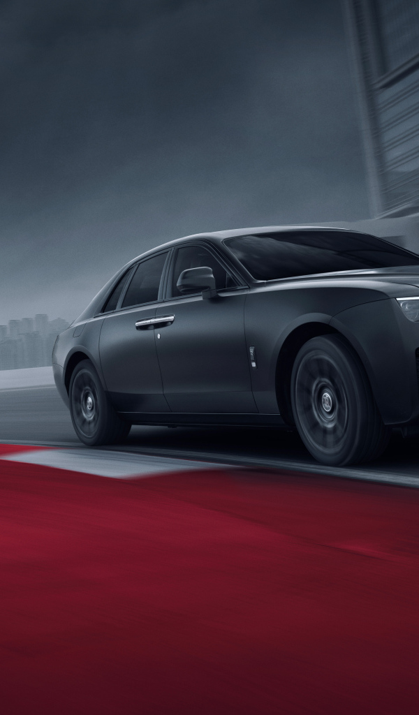 Дорогой черный автомобиль Rolls-Royce Black Badge Ghost
