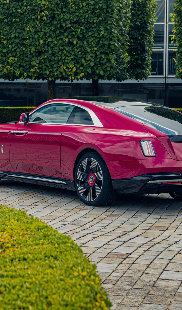 Розовый автомобиль Rolls-Royce Spectre