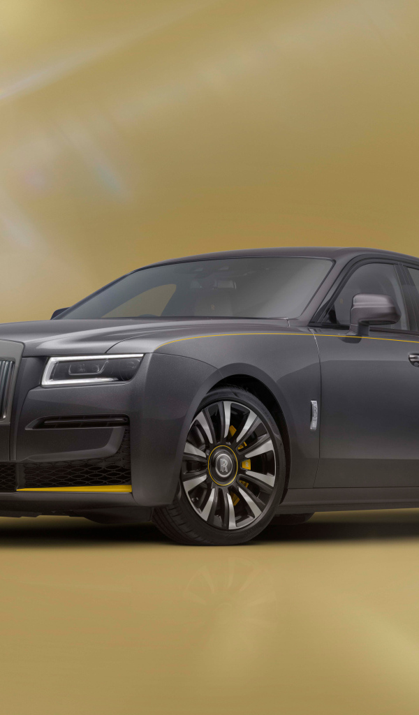 Серый автомобиль Rolls-Royce Ghost Prism Gunmetal