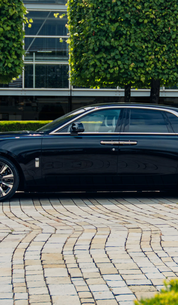 Вид сбоку на автомобиль Rolls-Royce Ghost