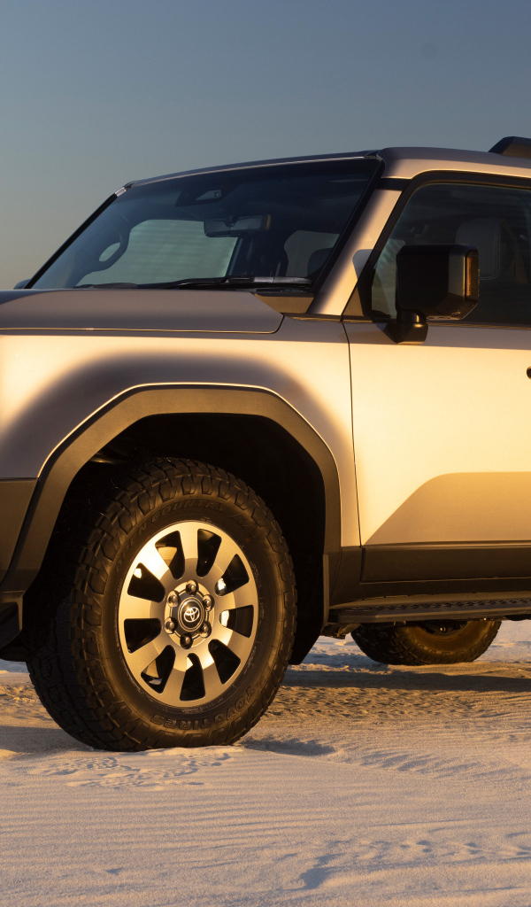 Внедорожник Toyota Land Cruiser Prado VX-R 2024 года на снегу