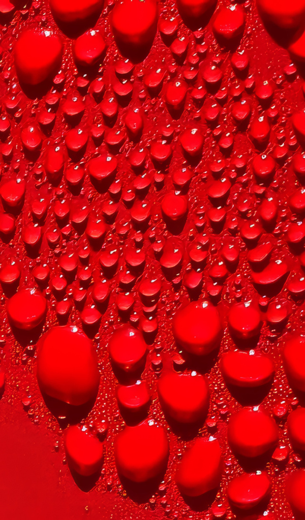 Капли воды на ярком красном фоне