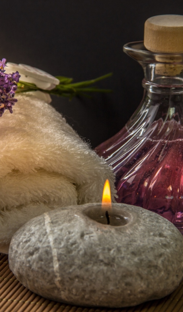 Ароматное масло со свечой, полотенцем и веточкой лаванды
