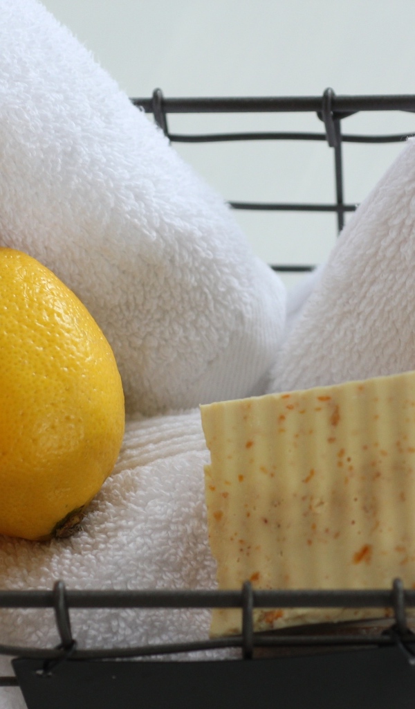 Мыло, лимоны и полотенце в корзине