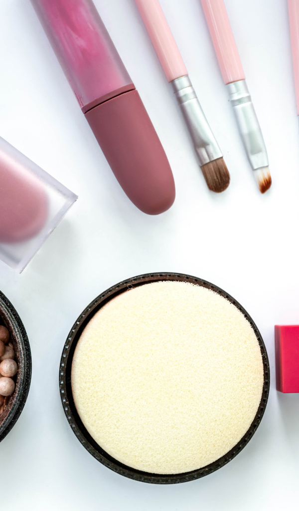 Женская косметика для макияжа на белом фоне