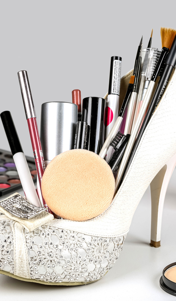 Женские белые туфли наполнены косметикой