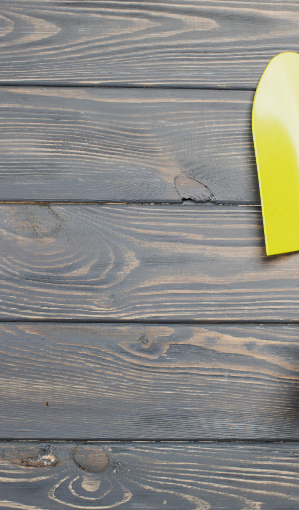 Желтые садовые принадлежности на деревянном фоне