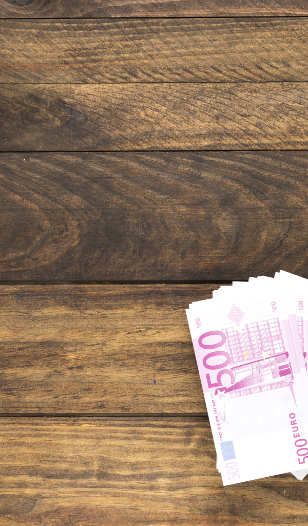 Купюры и калькулятор на деревянном фоне