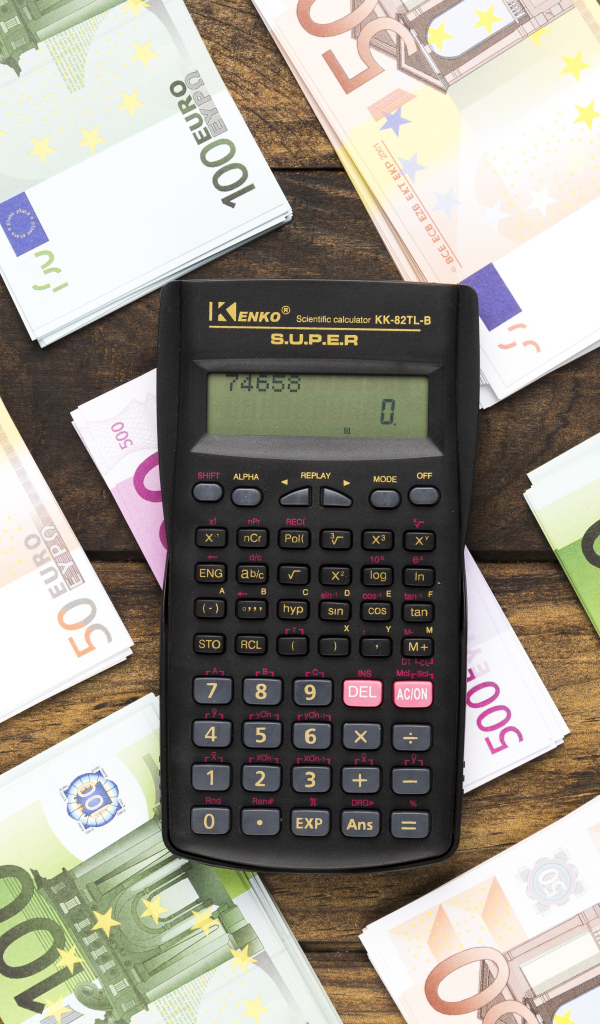 Калькулятор и купюры евро на деревянном столе