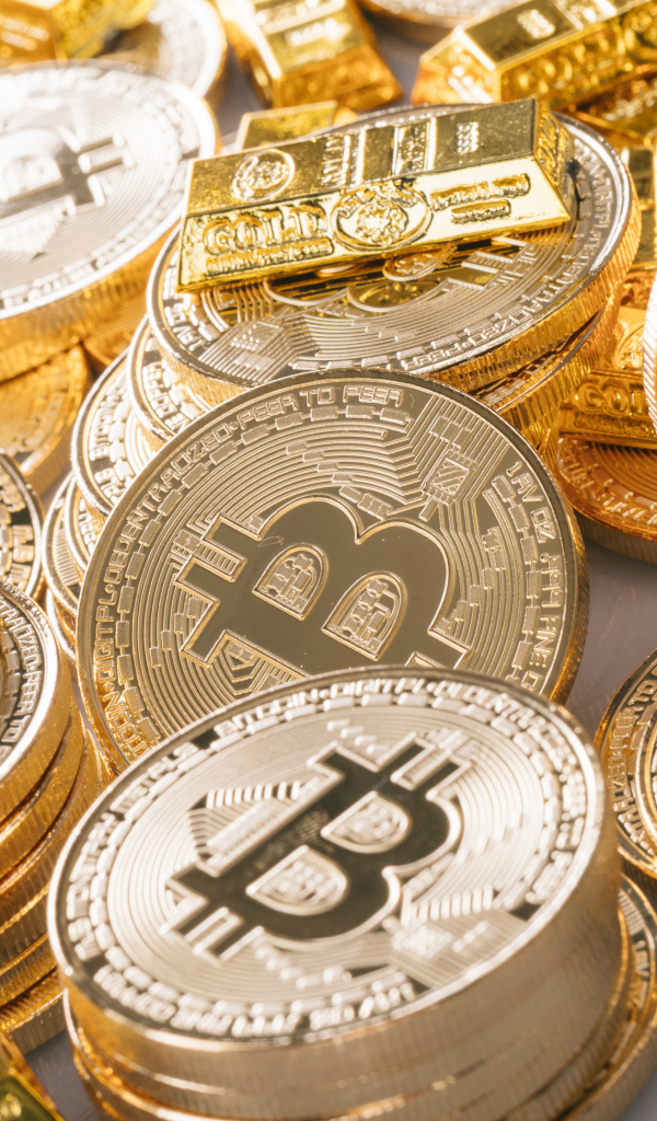 Золотые монеты биткоин со слитками