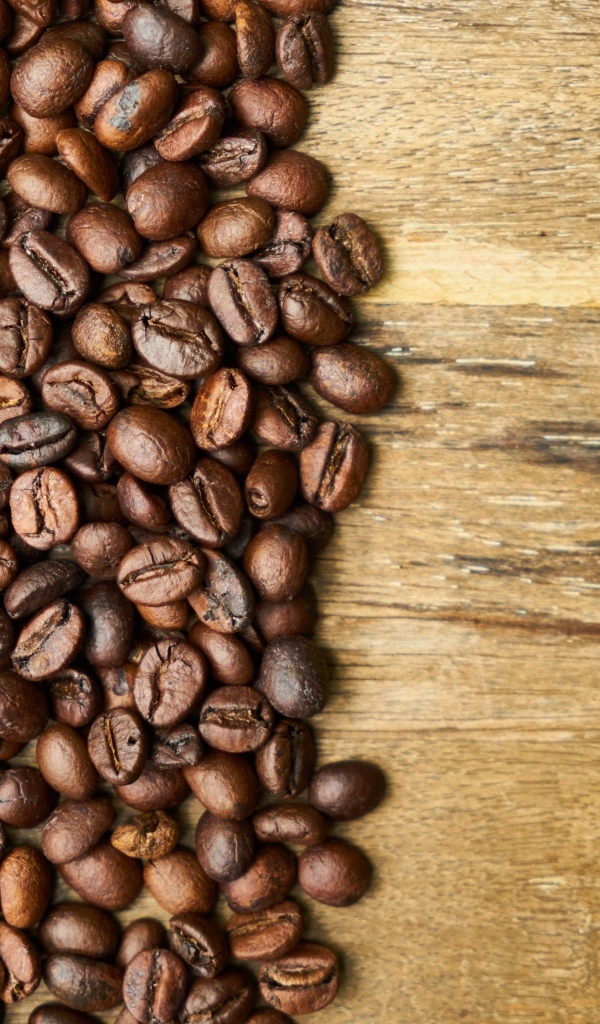 Ароматные жареные зерна кофе на деревянном столе