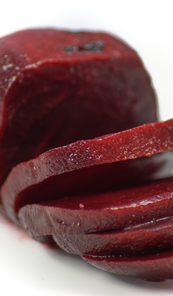 Вареная свекла на белом фоне