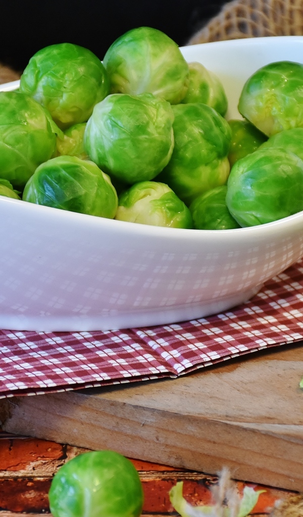 Брюссельская капуста в большой белой тарелке