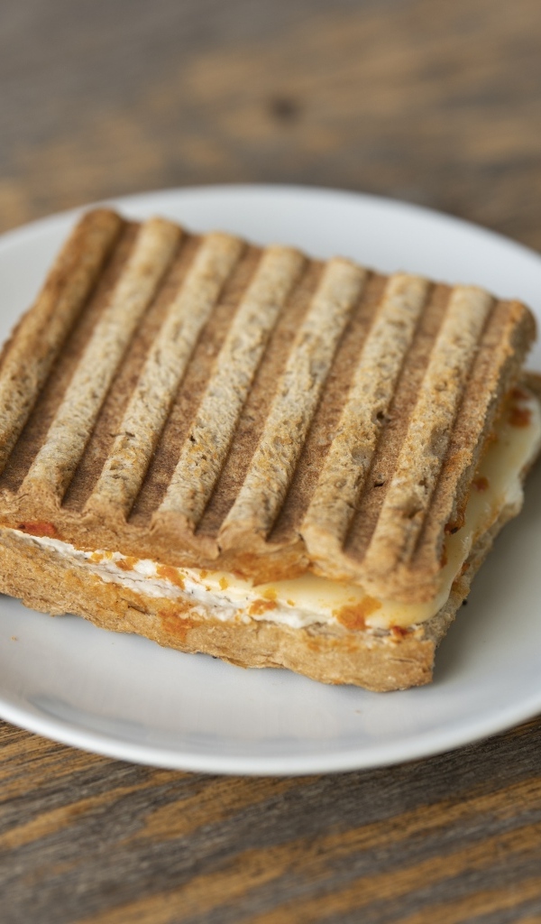 Сэндвич с сыром на деревянном столе