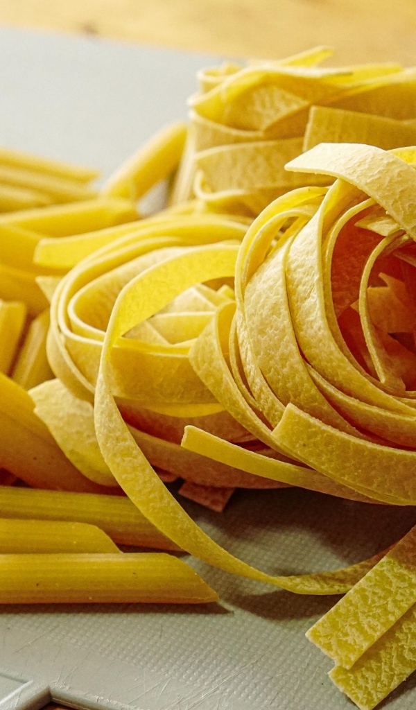 Макароны разных видов на столе