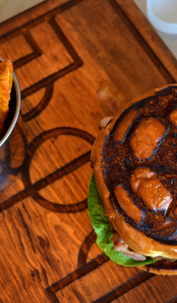 Бургер с картофелем фри для футболиста