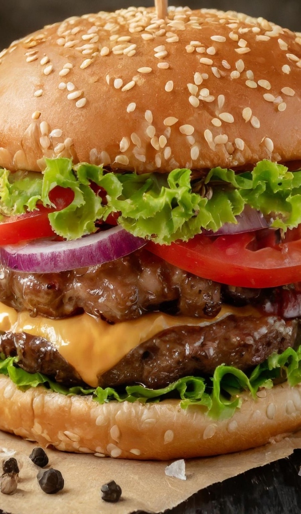 Гамбургер крупным планом на столе со специями