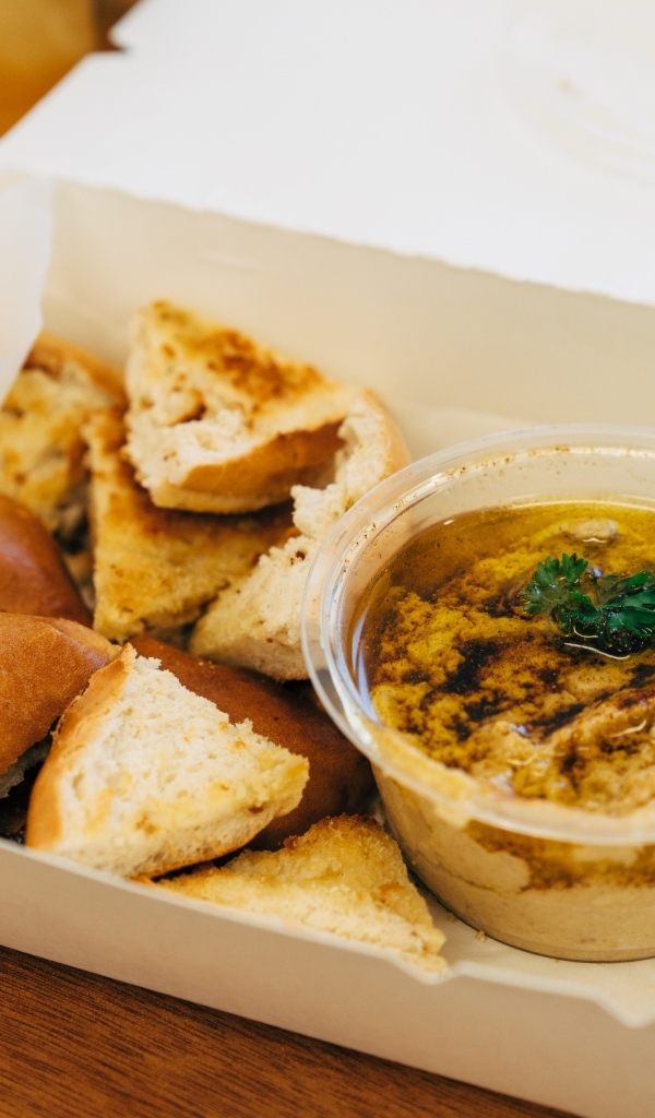 Хумус с хлебом на столе