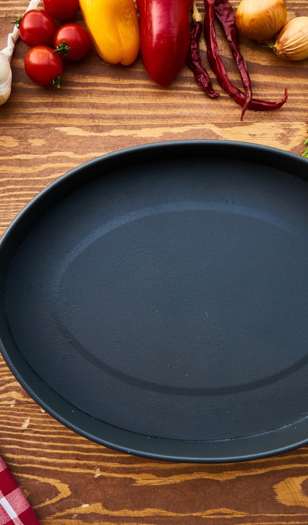 Большая чугунная жаровня на столе