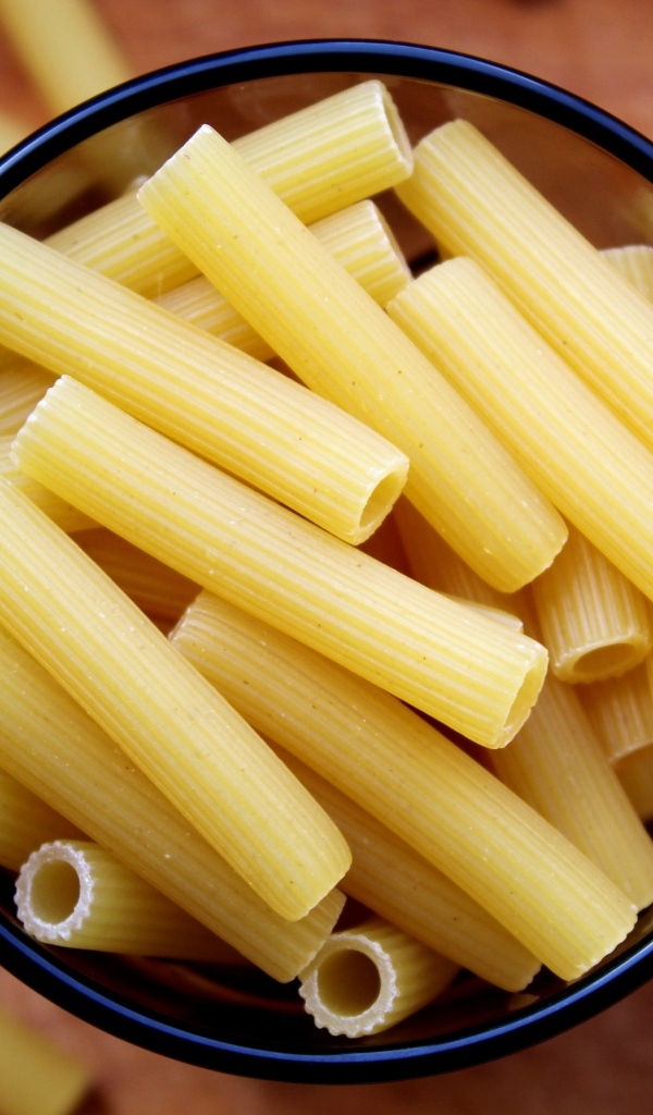Большие макароны ригатони крупным планом