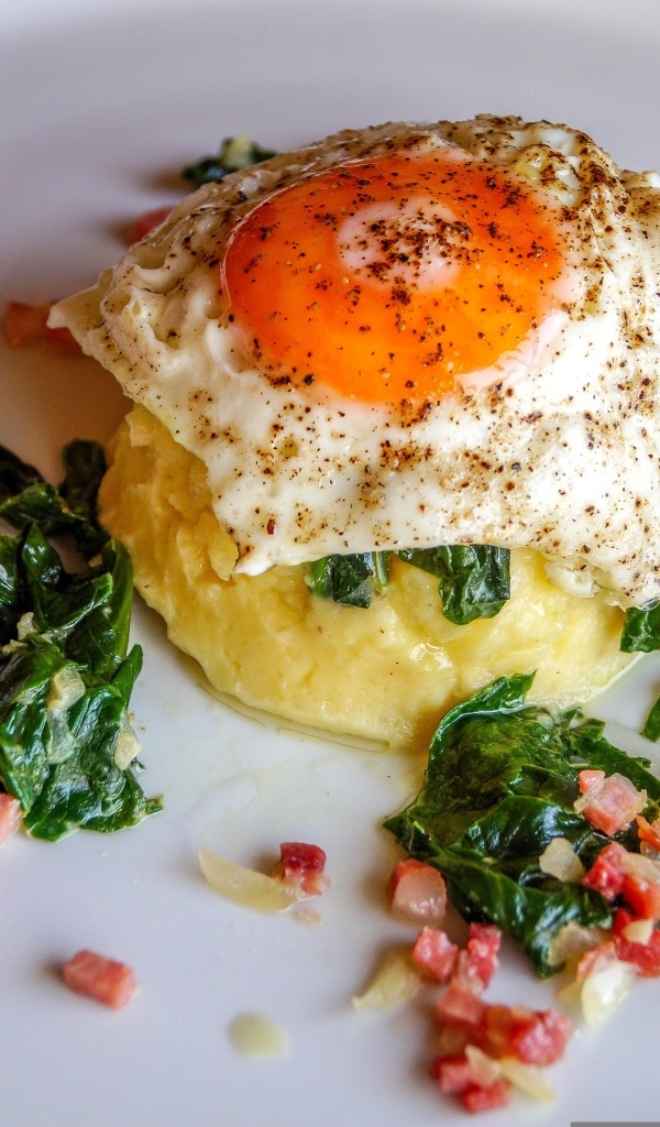 Картофельное пюре с яичницей на тарелке