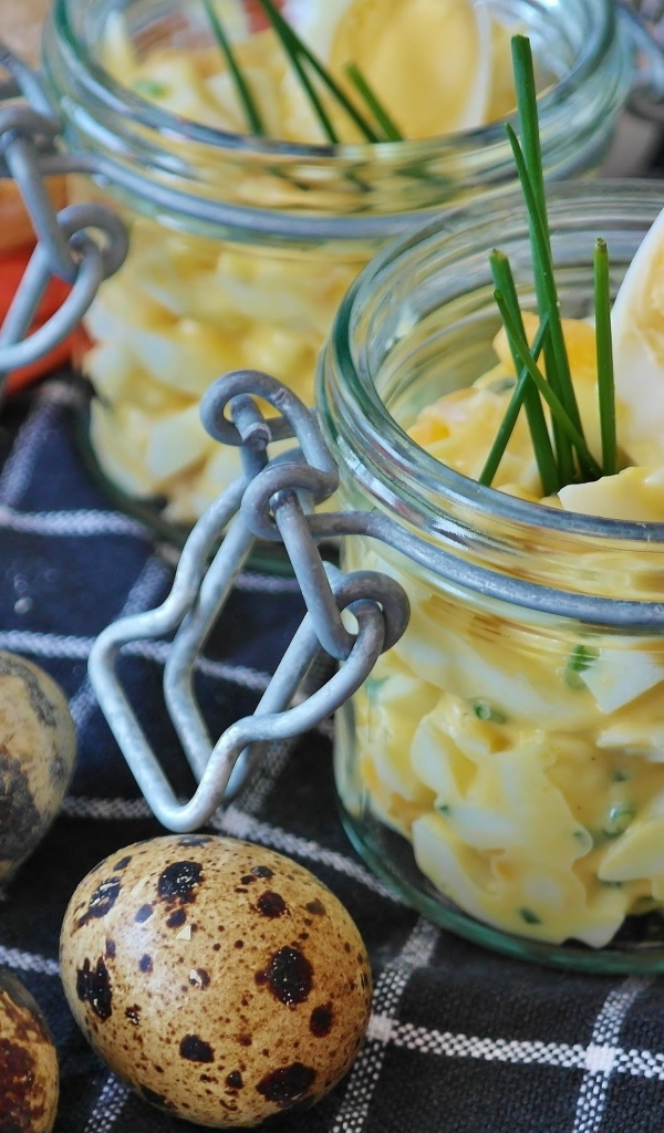 Перепелиные яйца на столе на завтрак