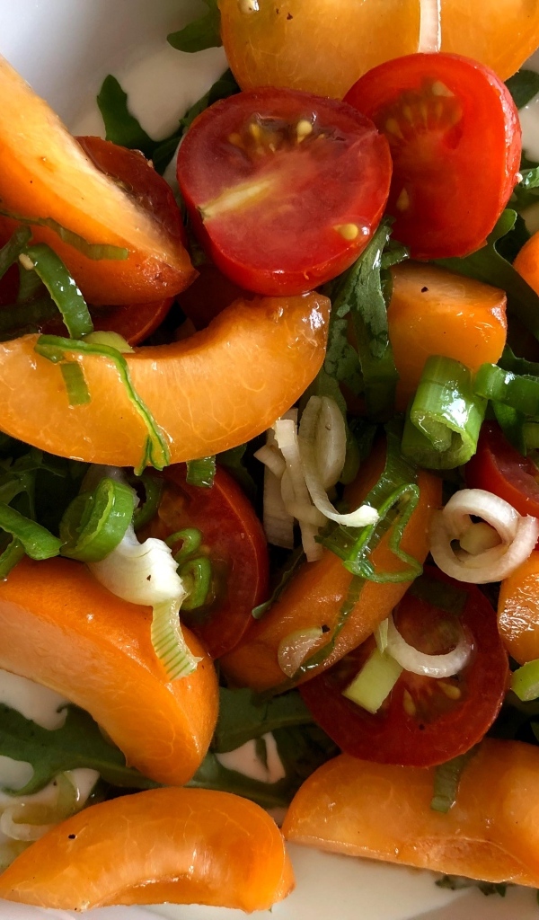 Салат из красных помидор с зеленым луком