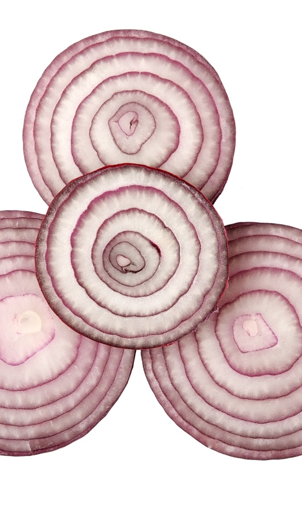 Кольца красного лука на белом фоне крупным планом