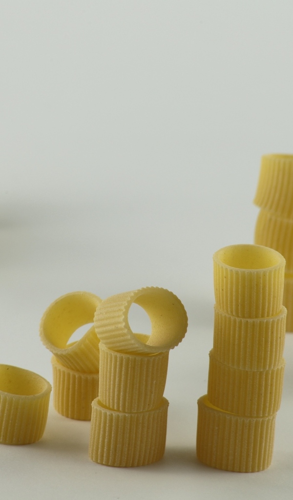 Ригатони на сером фоне