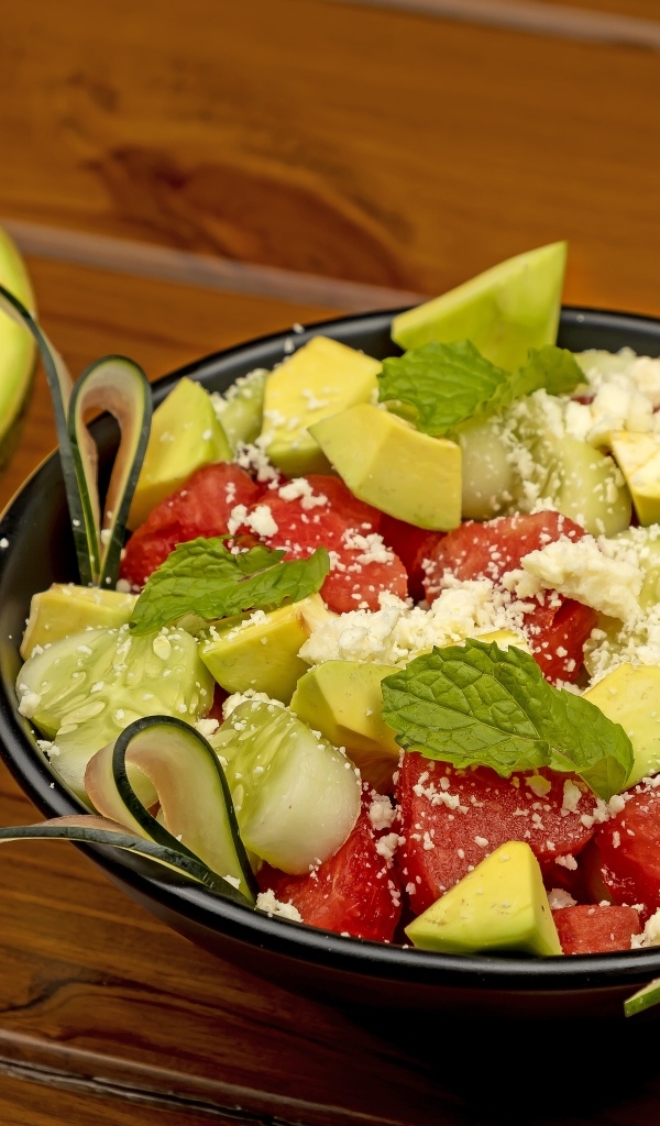 Салат с авокадо, помидорами и огурцами