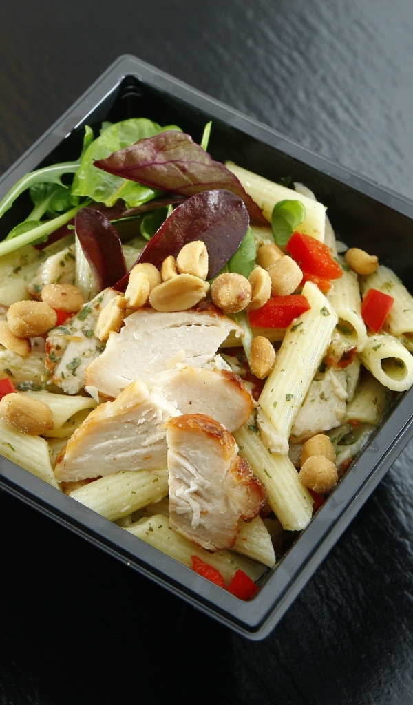 Салат с макаронами, зеленью и курицей