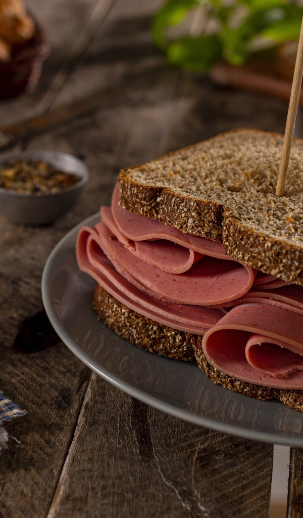 Бутерброд с черным хлебом и ветчиной