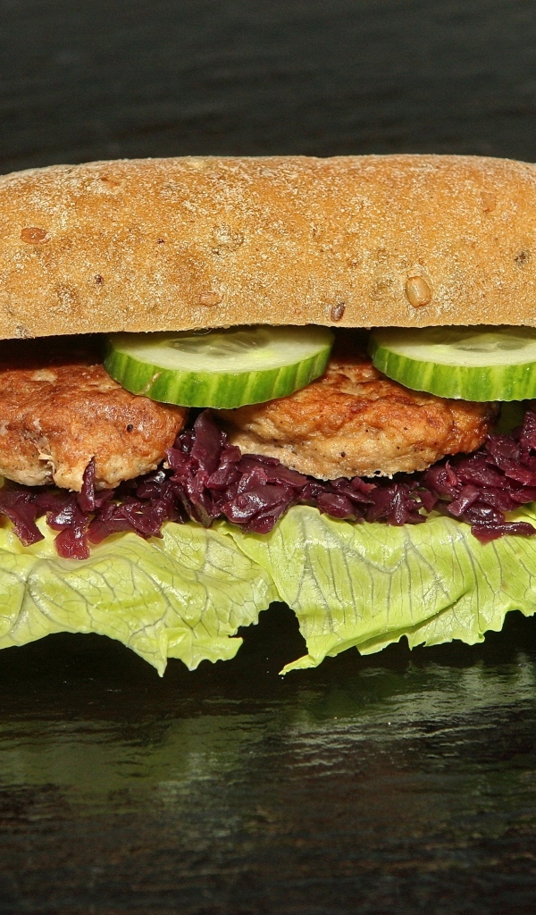 Бутерброд с котлетами и огурцами