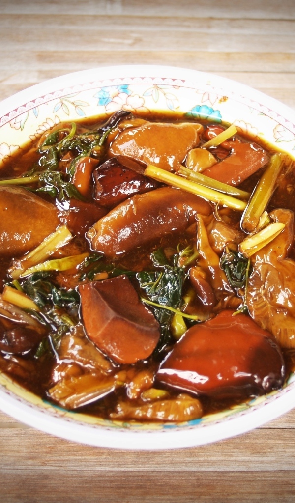 Острое азиатское блюдо с грибами