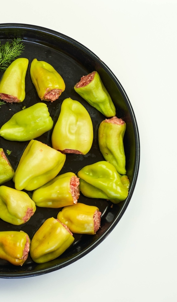 Фаршированный перец на сковороде с петрушкой