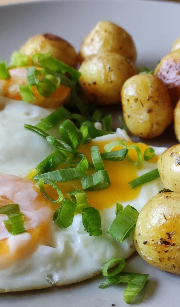 Молодая жареная картошка с яичницей и зеленым луком