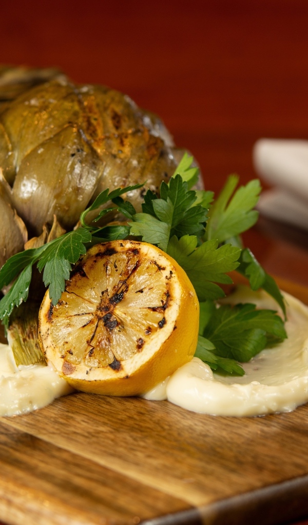 Артишок с лимоном на доске