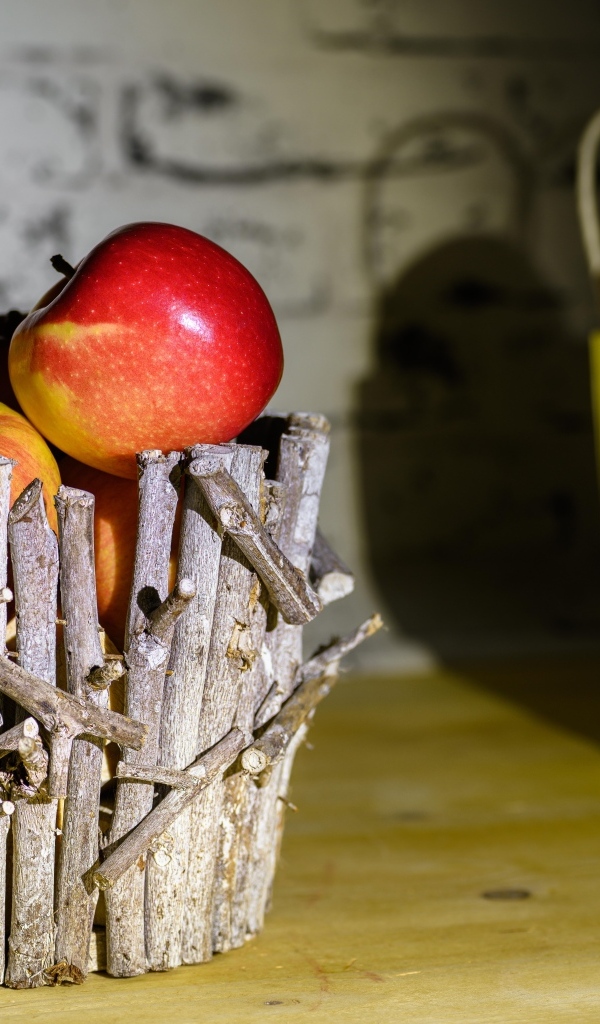 Корзина из веток с красными яблоками