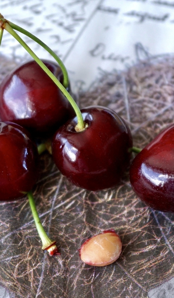 Красивые спелые красные черешни на столе