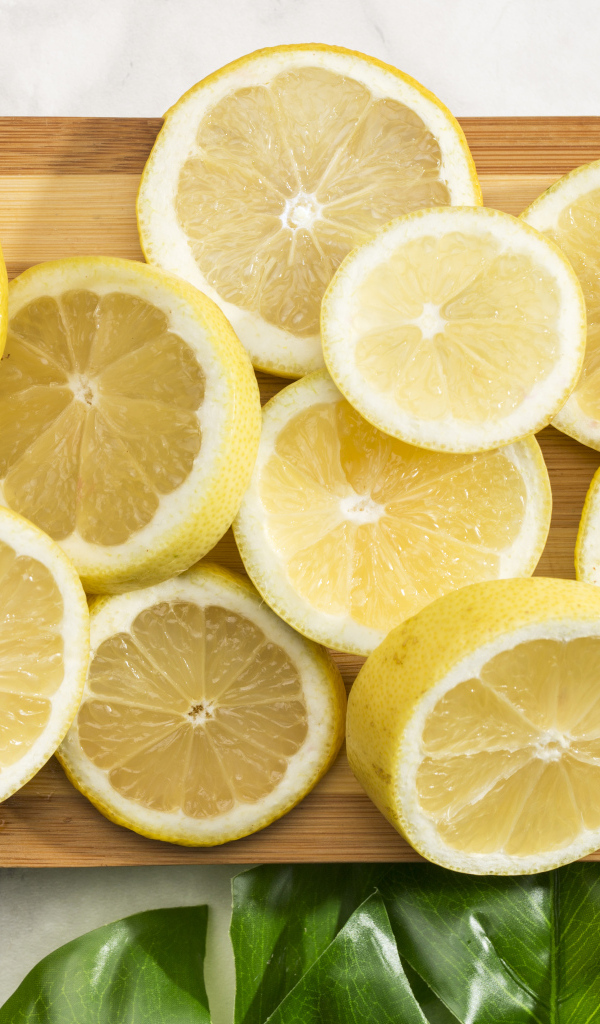 Разделочная доска с нарезанным лимоном