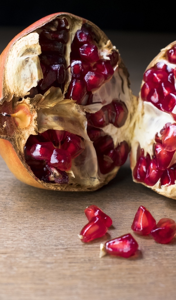 Половины плода граната на столе