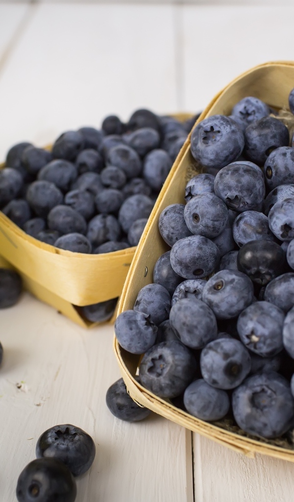 Ягоды крупной черники в корзинах на столе