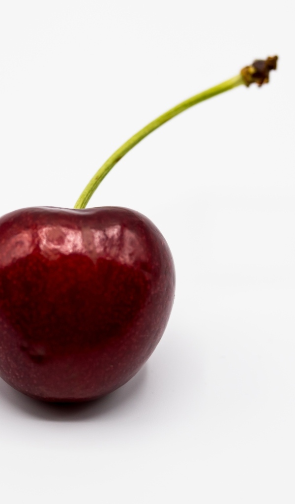 Крупная красная черешня на белом фоне