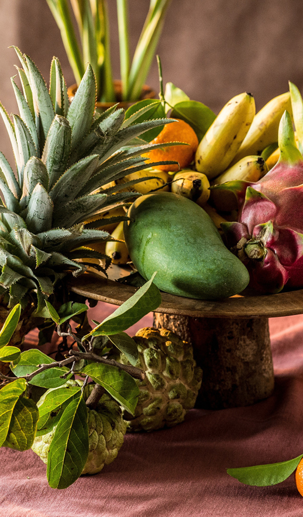 Много вкусных тропических фруктов на столе