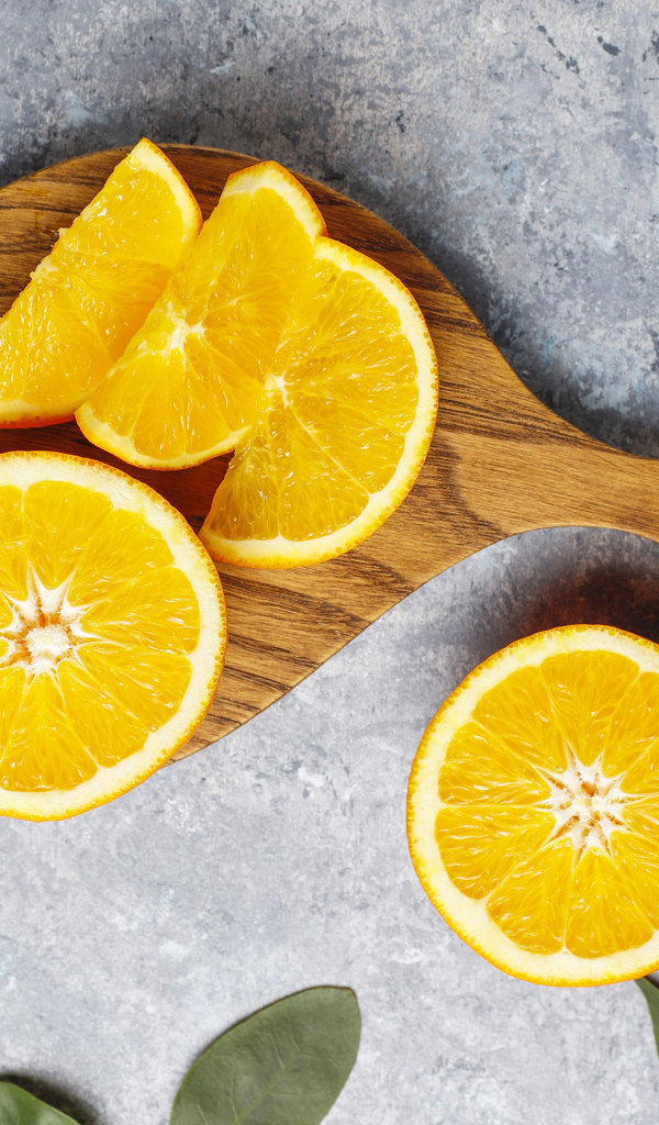 Апельсин на разделочной доске кусочками