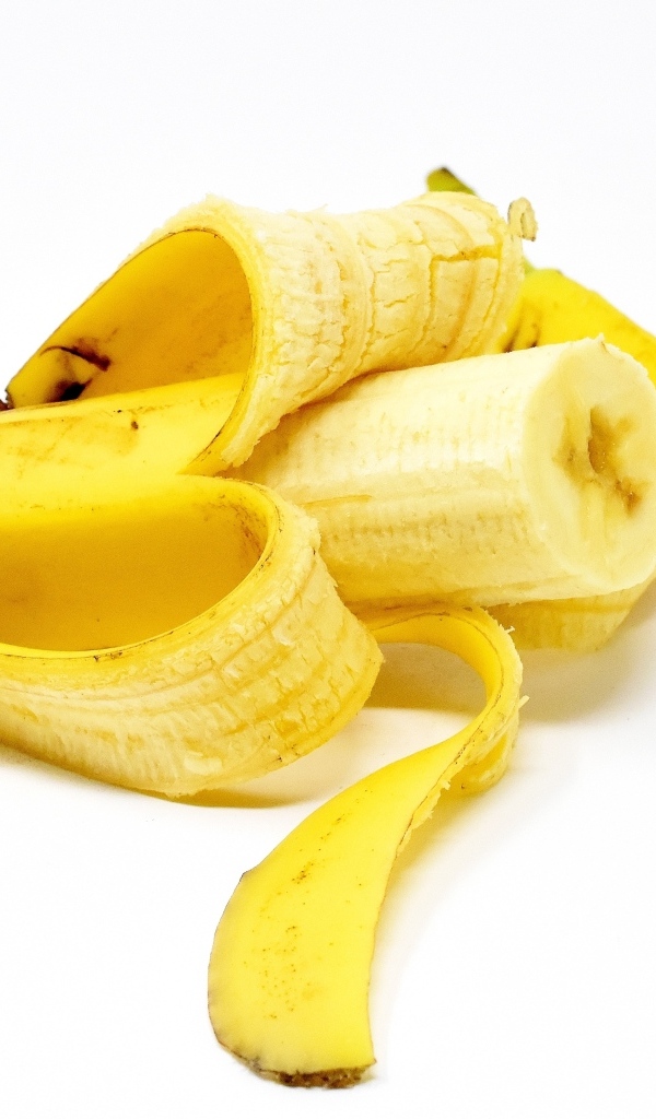 Очищенный банан на белом фоне