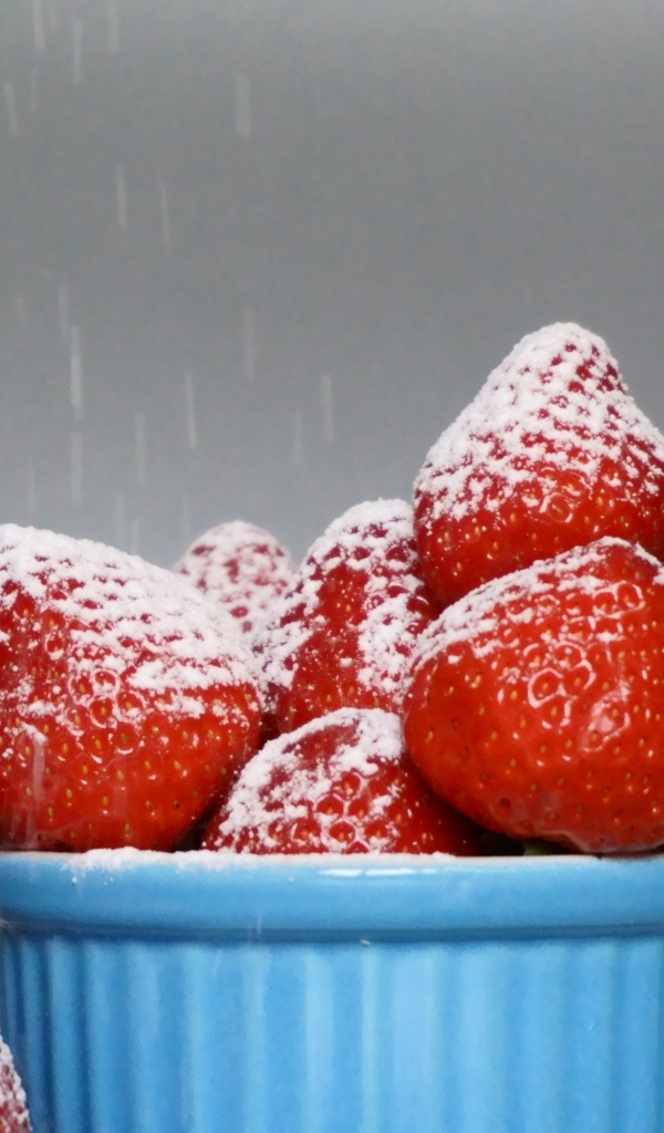 Спелая красная клубника в сахарной пудре